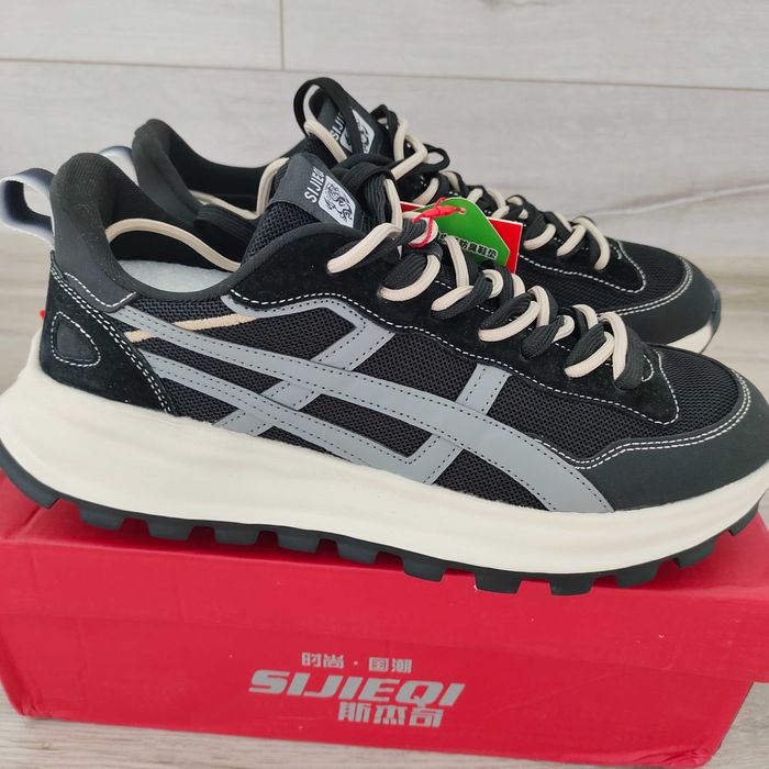 Продам кроссовки новые