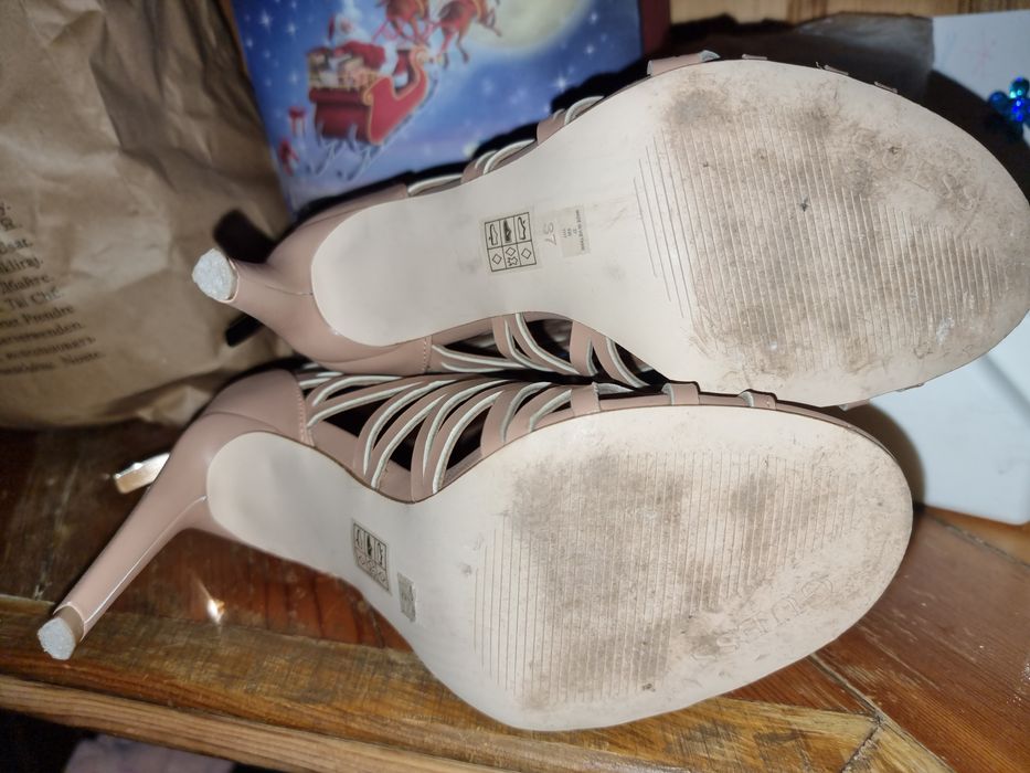 Страхотни сандали на guess