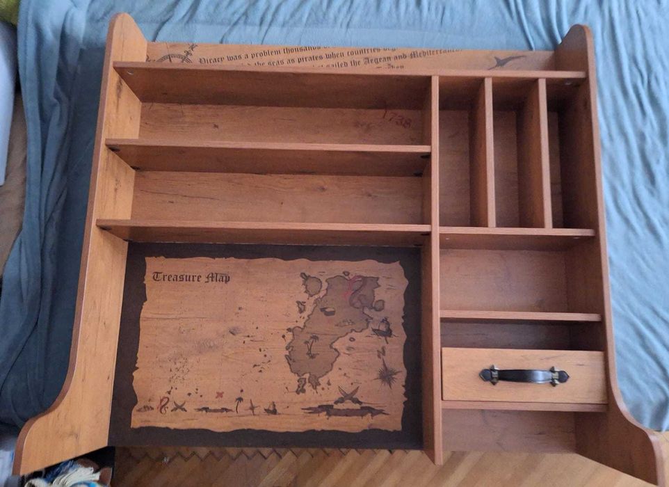 Vând unitate superioară birou de copii pirat