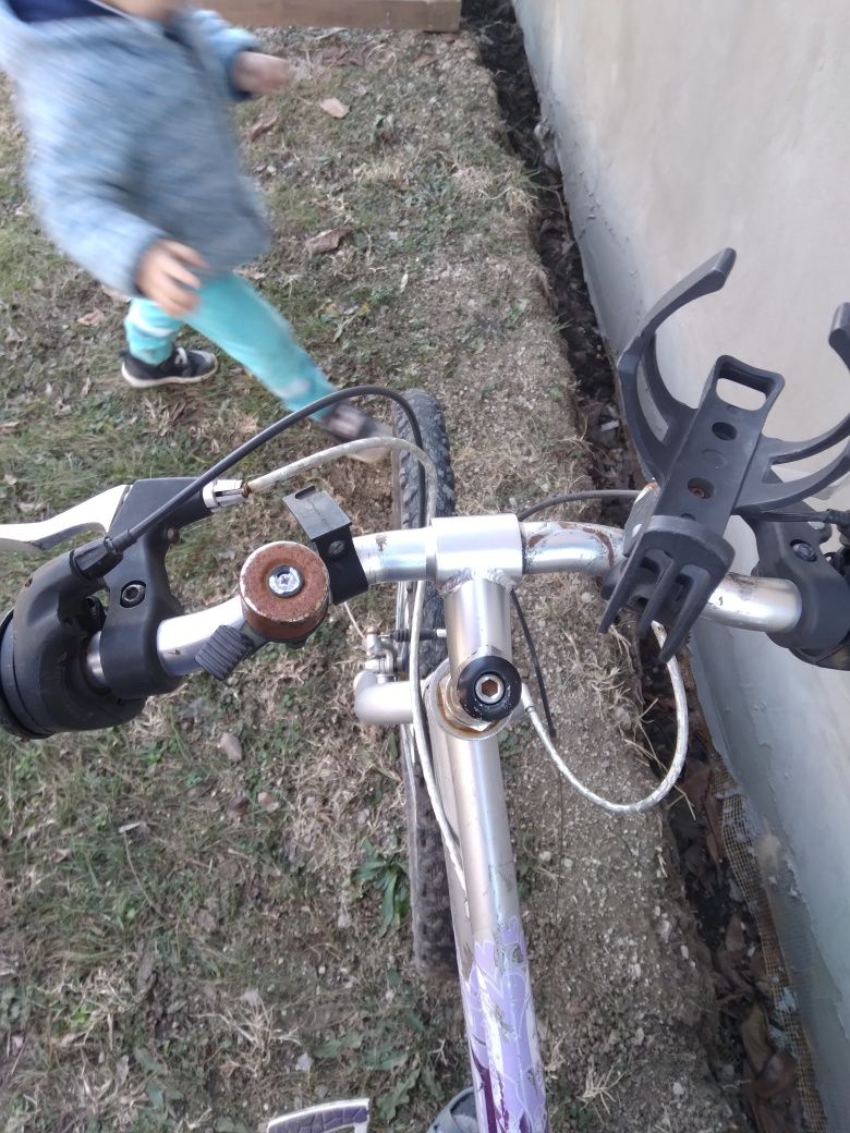 Bicicleta roz pentru fete