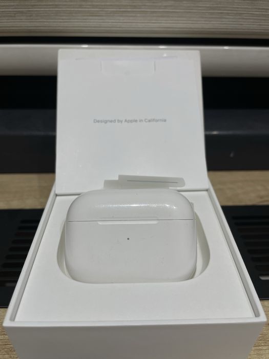 Продаю оригинальный футляр от AirPods Pro2