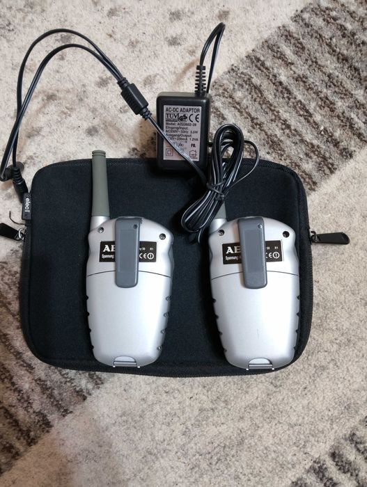 Statii AEG walkie talkie aproape noi