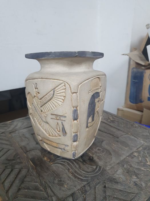 Vaza cu motive egiptene