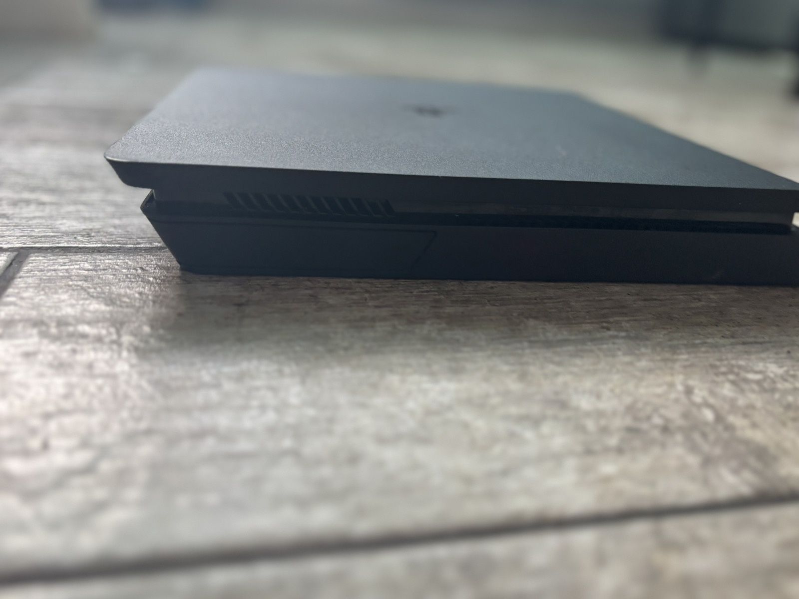 Ps 4 slim 500GB с джойстик с подарък игри