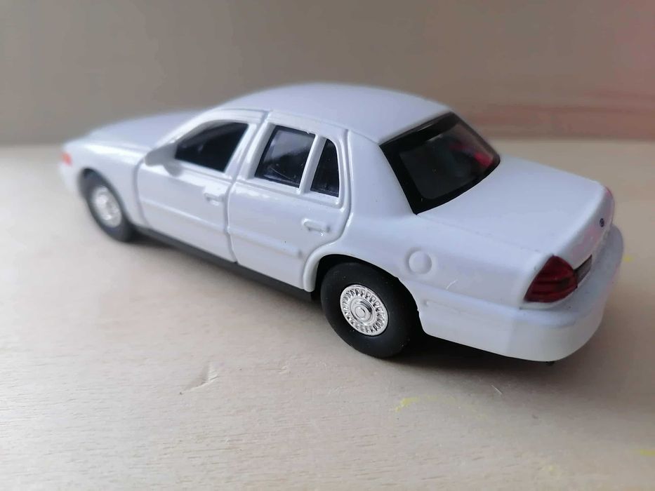 Форд Краун Виктория '99г. в мащаб 1:34 .