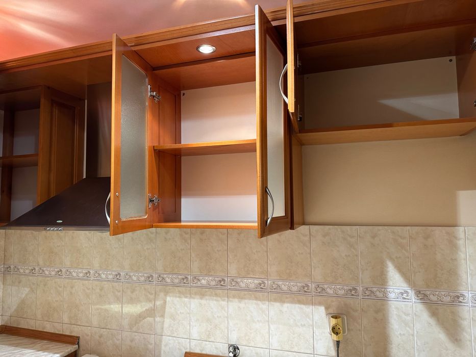 Кухня от масив с включени електроуреди /обзавеждане за кухня/