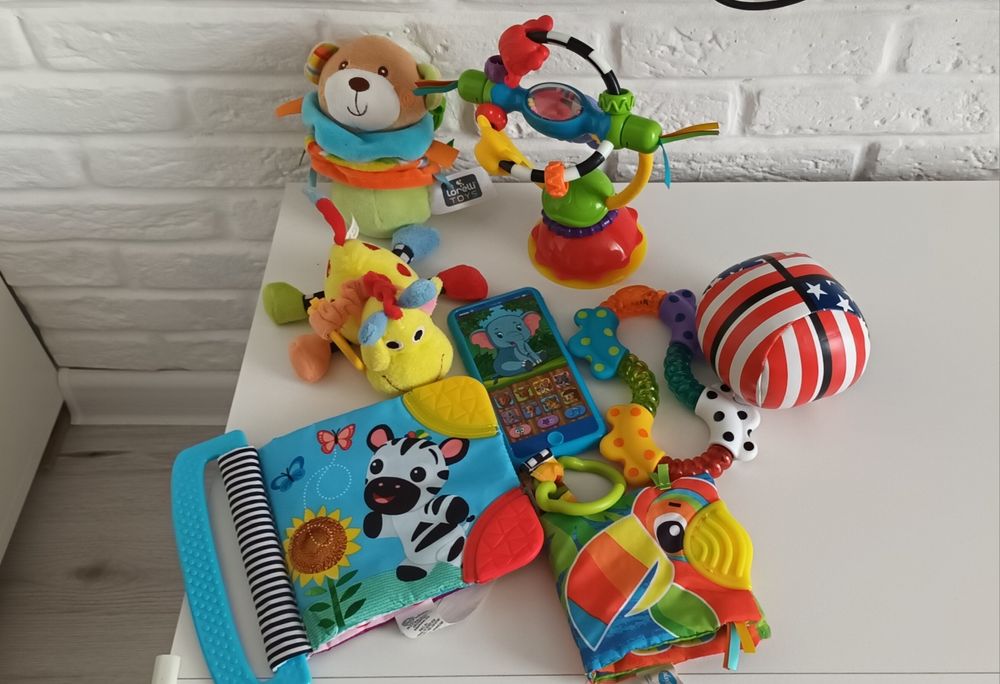 Лот играчки за дете