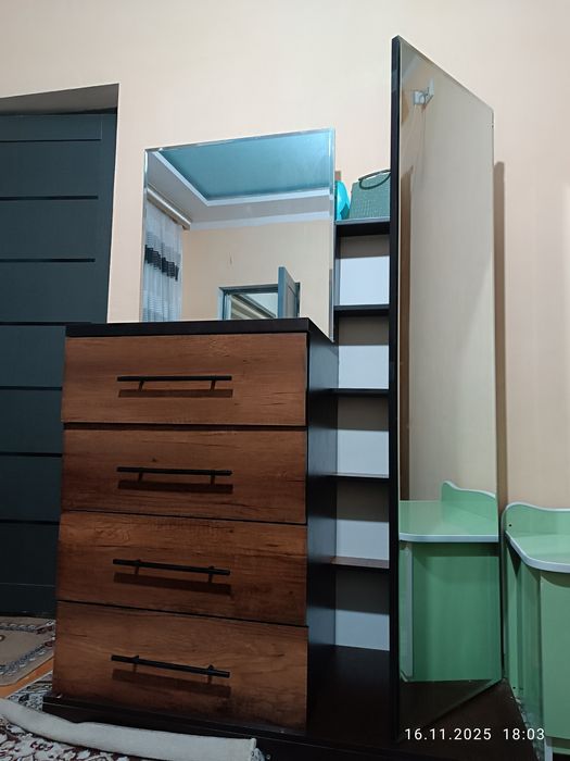 Спальня гарнитура мебель сотилади.