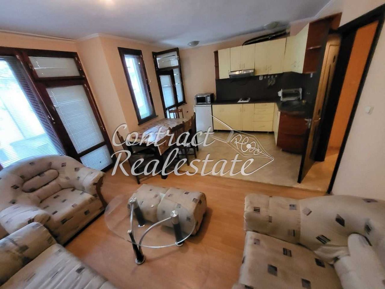 Дава се под наем Двустаен апартамент в Варна, Център - 60 кв.м за 392.7 € - Снимка #2