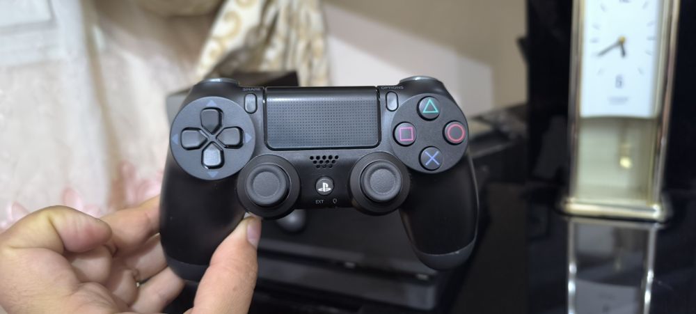 Срочно продаётся PlayStation 4 slim 500gb в отличном сост, прошитая!