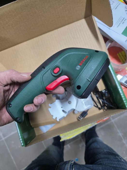 Foarfece de taiat iarba pe acumulator Bosch EasyShear 0600833303