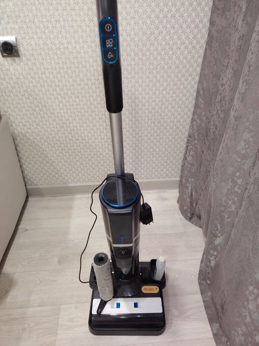 Вертикальный пылесос моющий 
Легкий удобный в использов