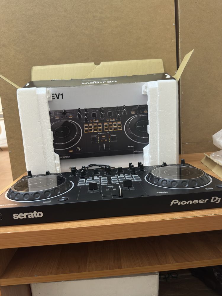Контроллер Pioneer DDJ-REV1