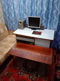 компьютер и стол письменный