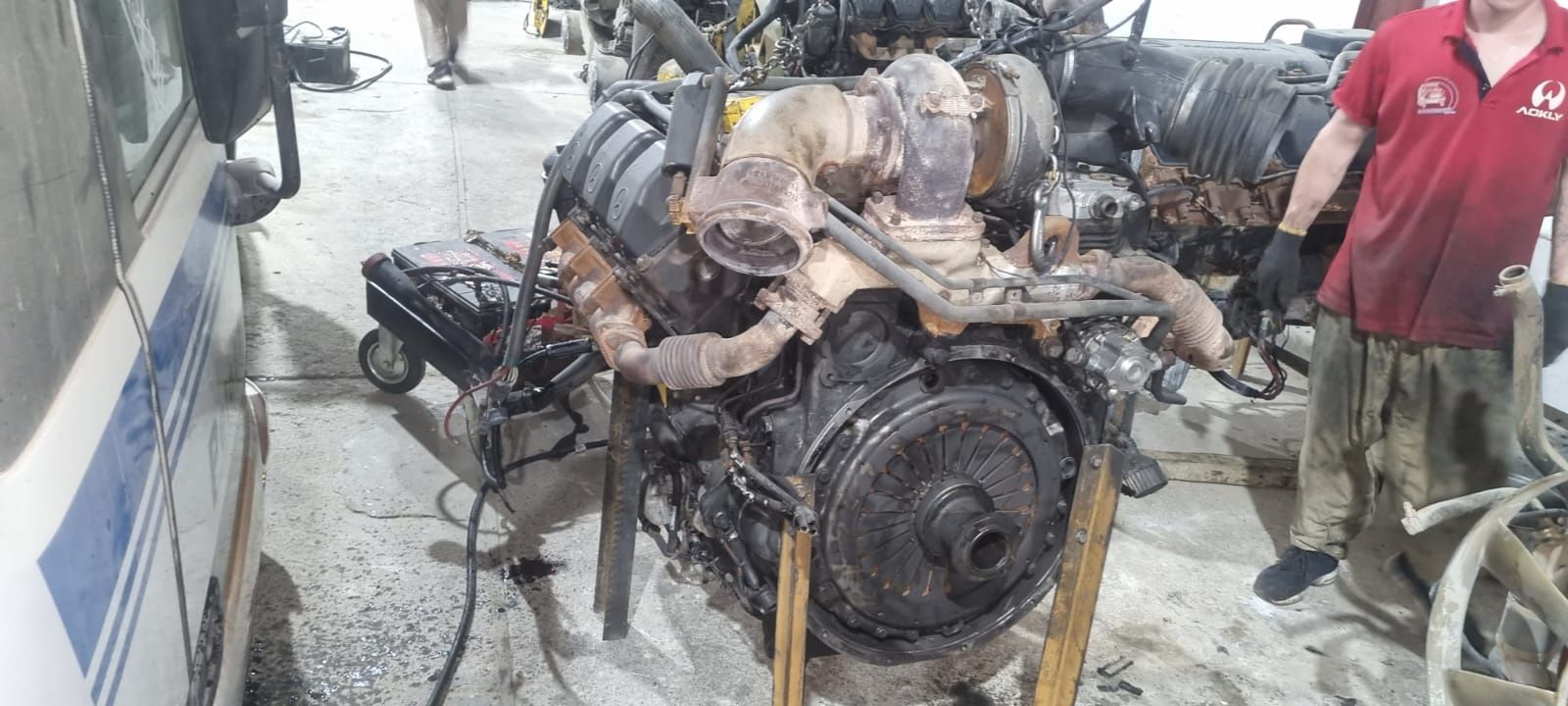 Двигатель и навесное на двигатель ОМ 501  Мерседес Актрос