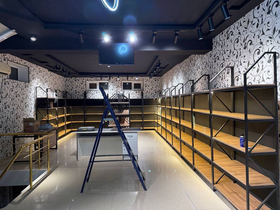 Vitrina, osvesheniya, kassa stoli, lyustra hammasi sotiladi