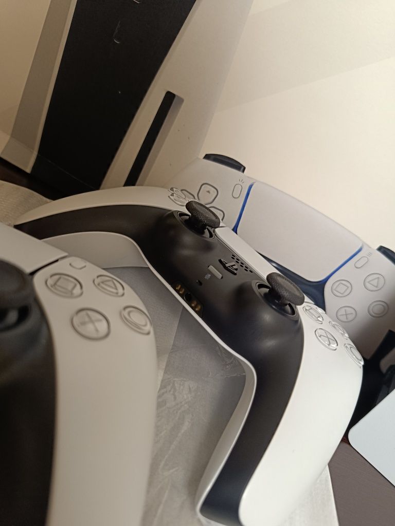 Playstation 5 + два джойстика