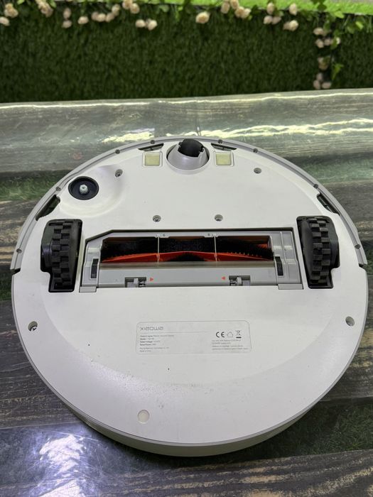 Два робот пылесоса Viomi Cleaning Robot и Robotic Vacuum Cleaner