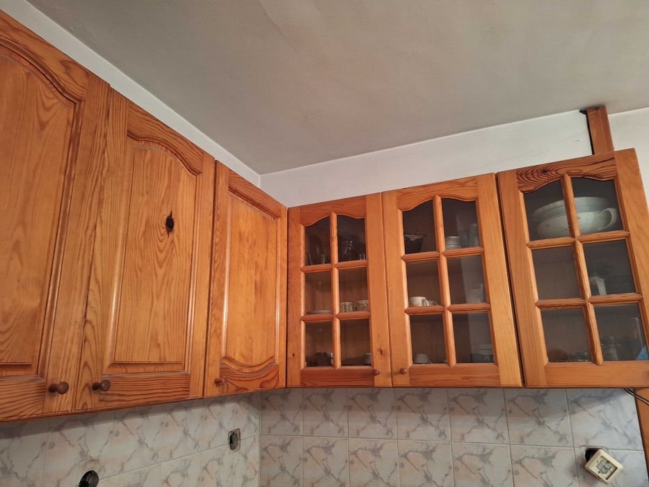 Горен ред кухненски шкафове от масивно дърво