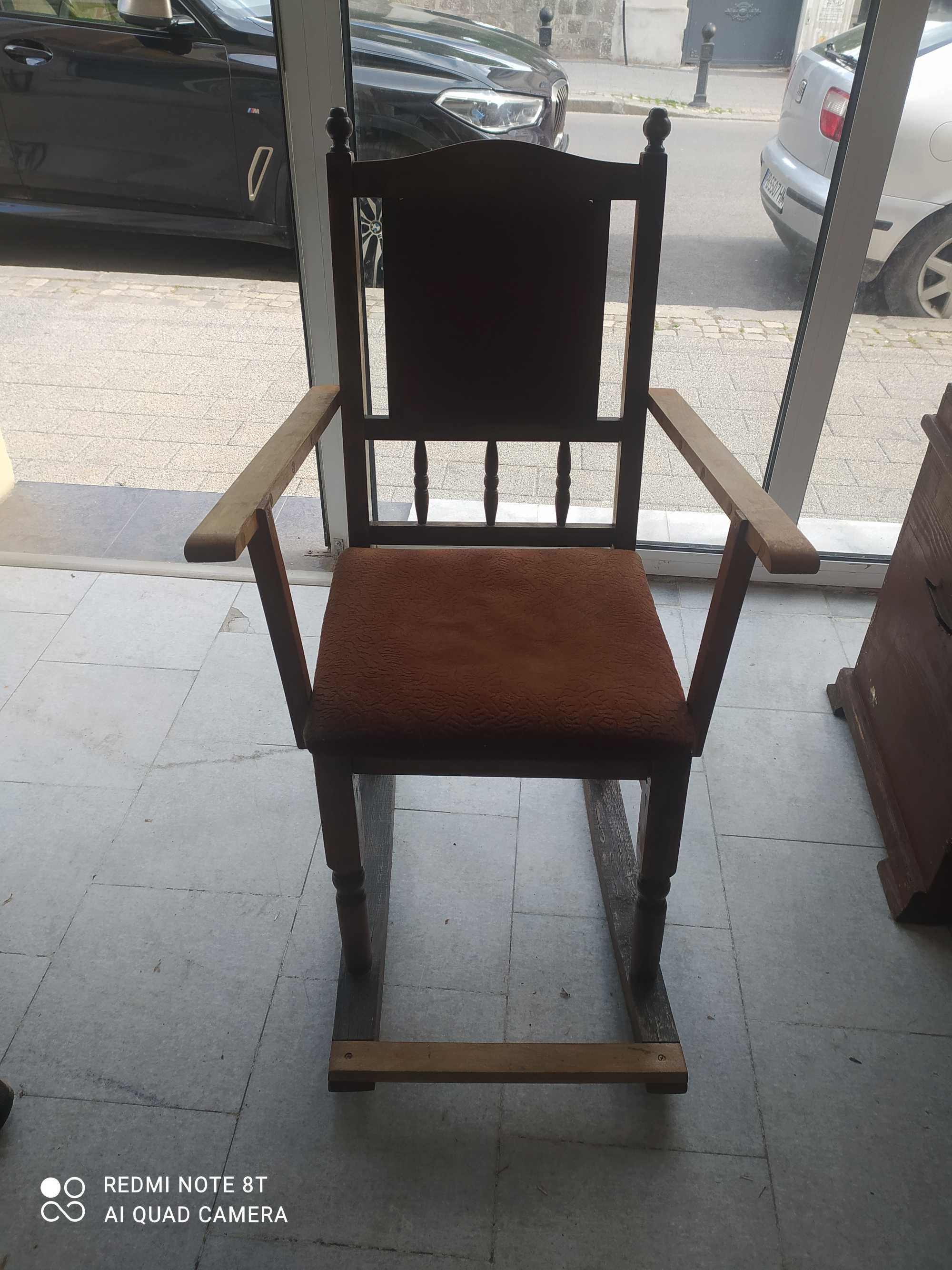 Люлеещ стар дървен стол