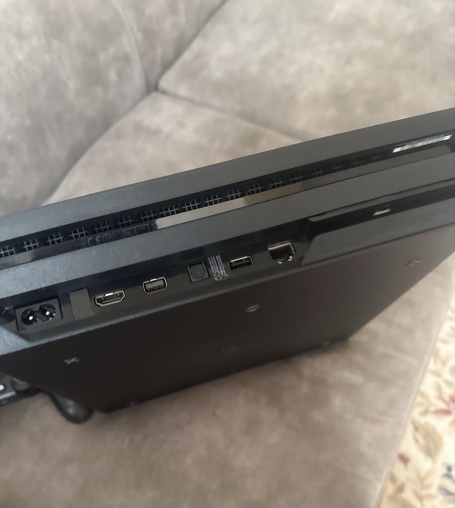 playstation 4 pro 1  terabyte със  джойстик само на лично предаване