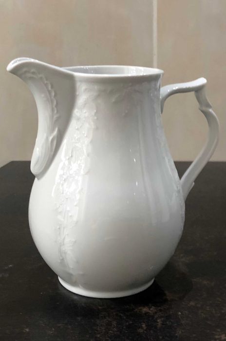 Ulcior din portelan alb model Dubarry , Kaiser Germany, anii `70.