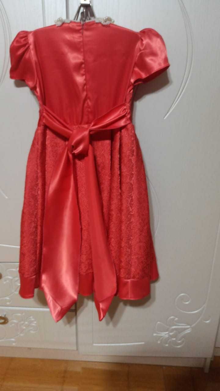 Платье нарядное красное 5-6 лет