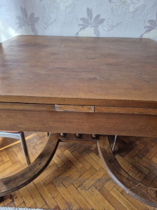 Стара дървена маса