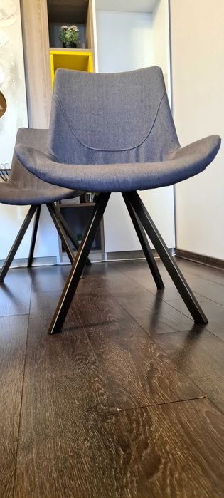 Vand 4 Scaune cu tapițerie gri si picioare metalice living/sufragerie