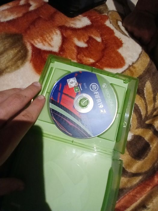 Se vând două jocuri fifa18,19 xbox one