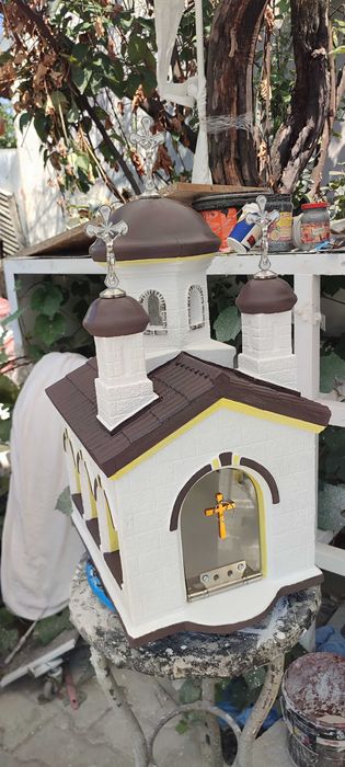 bisericute ,statuete cruci felinare candele funerare gradina , cimitir