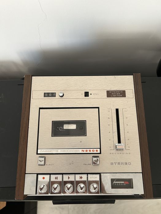 Linie/ combina Philips, radiocasetofon Universum