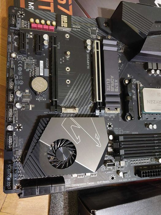 AMD Ryzen 7 5800X + Gigabyte X570 Aorus Elite