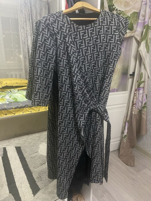 Продам платье, б/у, серое, чуть ниже колен, в отличном состоянии