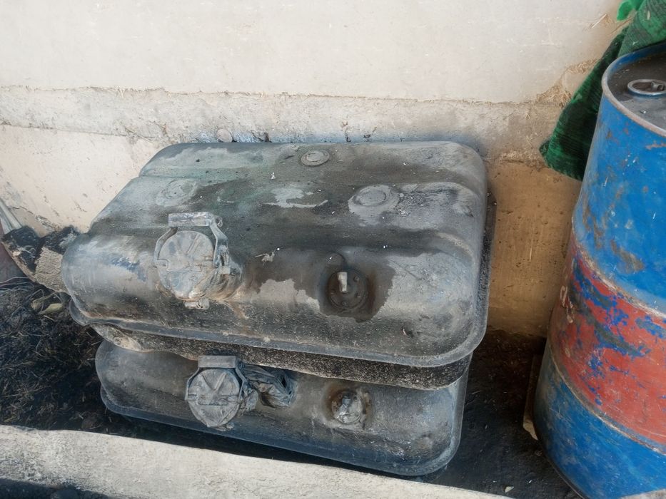 Benzin baki sotiladi 2 ta bor