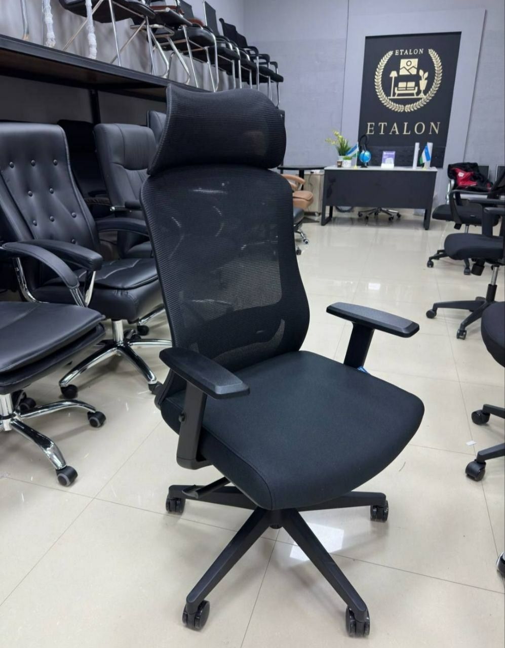 Офисное кресло для руководителя Бургон блек