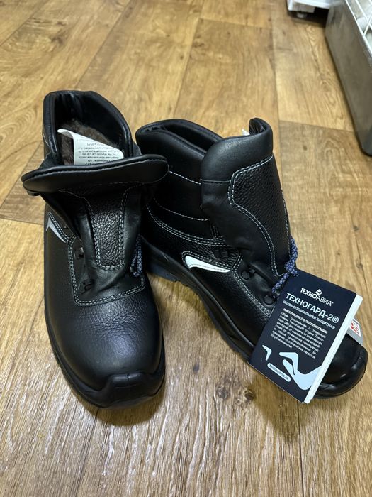 Продам зимние спецботинки