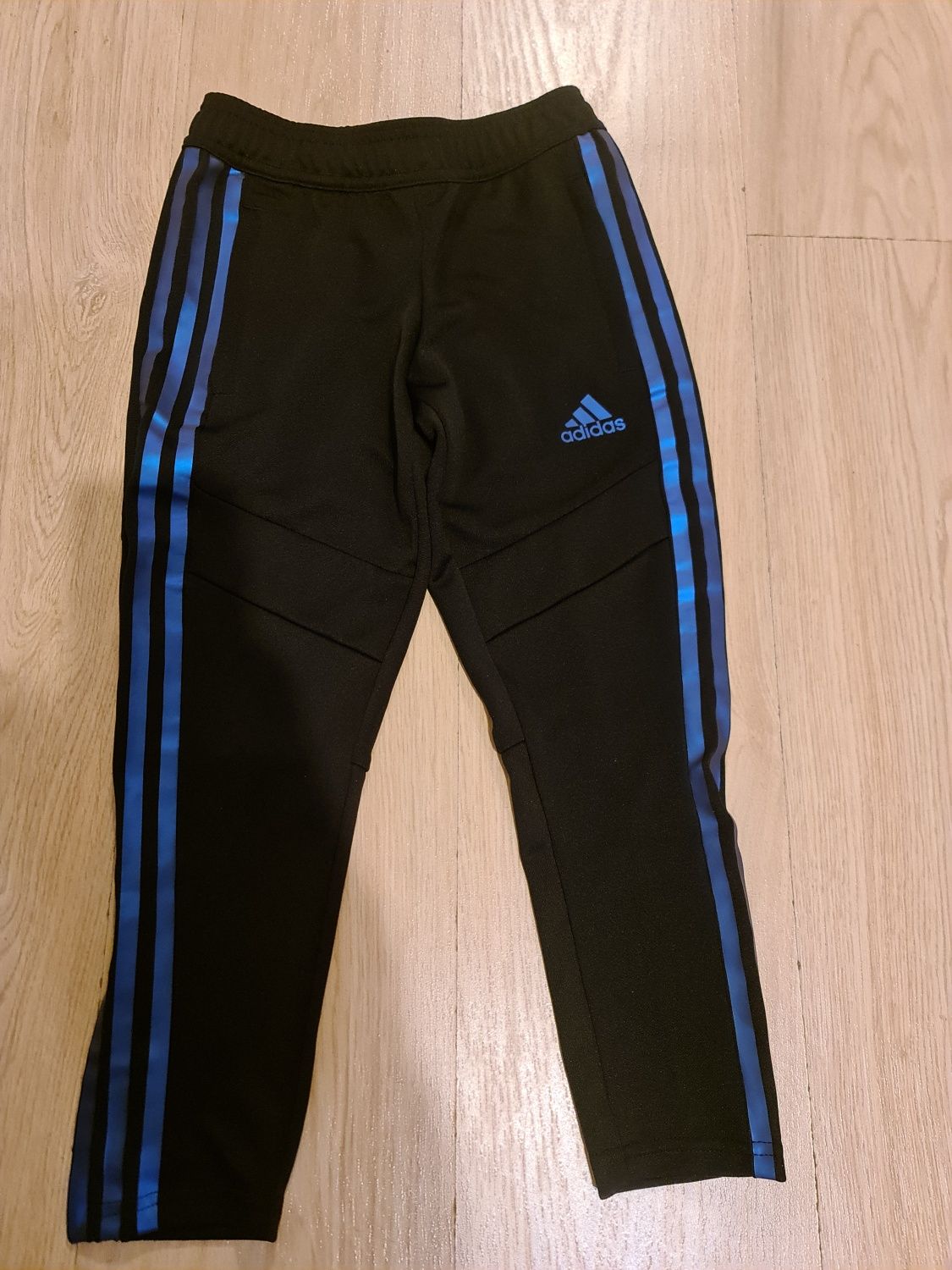 Pantaloni adidas,pt băieți, marimea 5-6ani