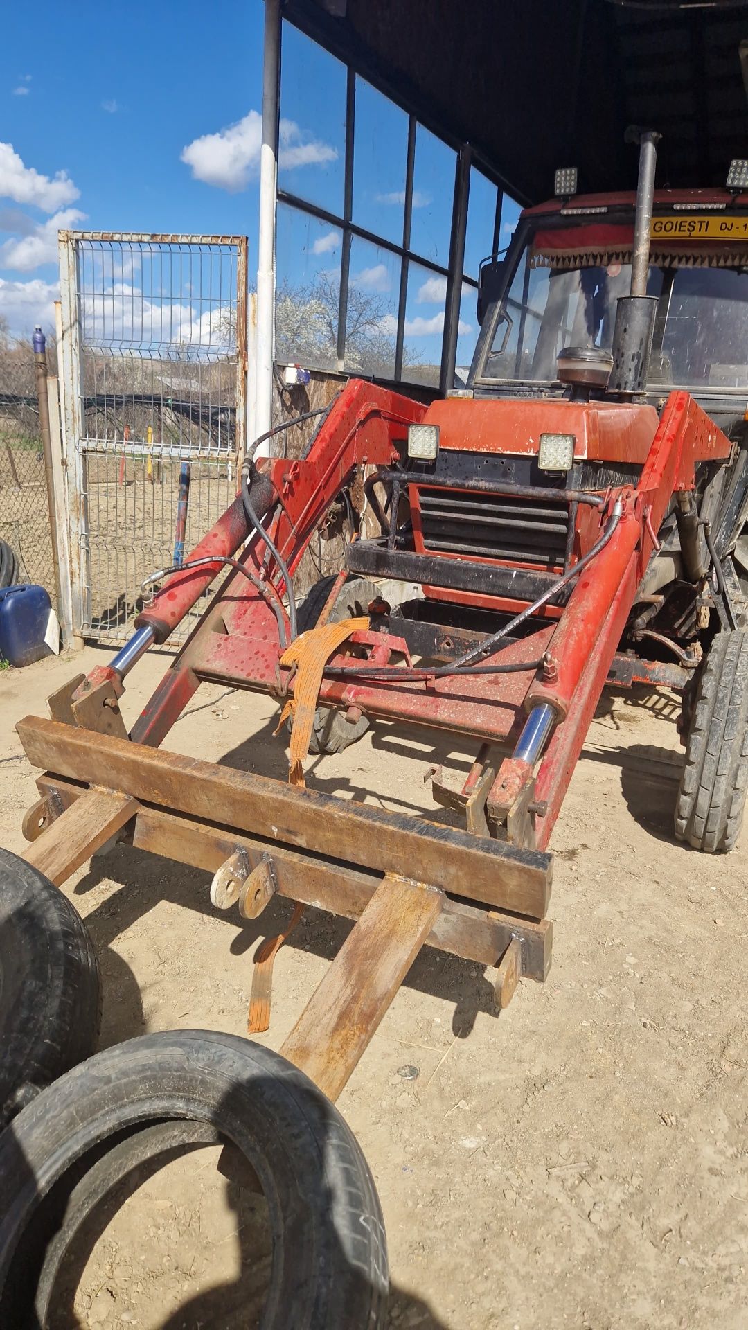 Incarcator frontal pentru tractor/Cupa/Furca