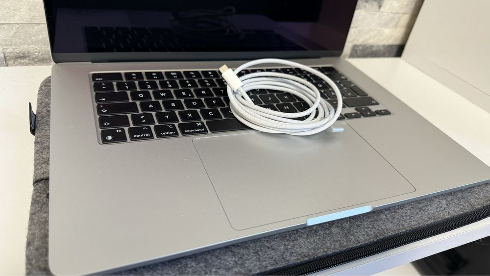  Macbook Air M2 15,3” 512GB SSD / 8GB RAM / NOU / 3 cicluri