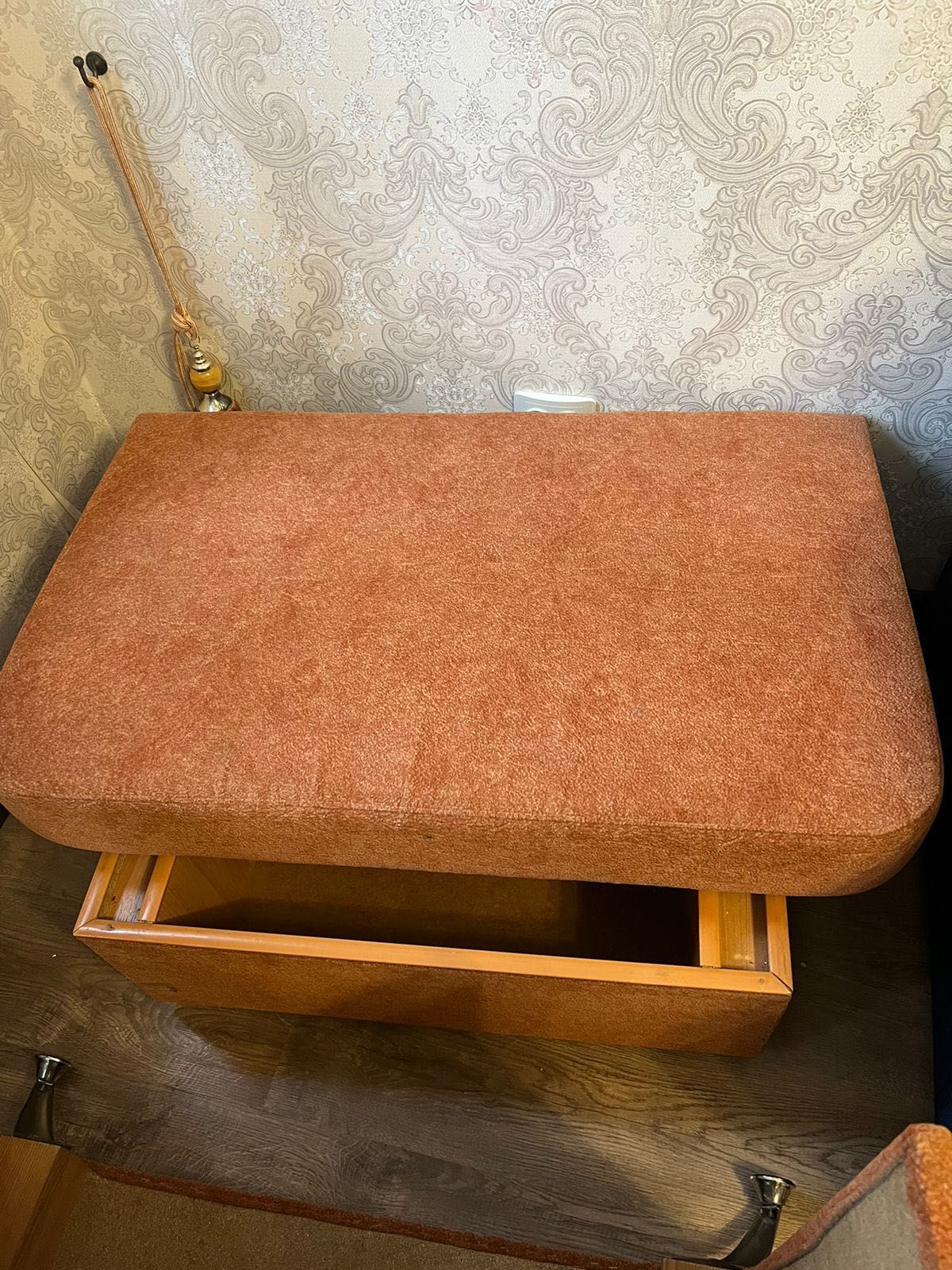 Кресло с отсеком для хранения