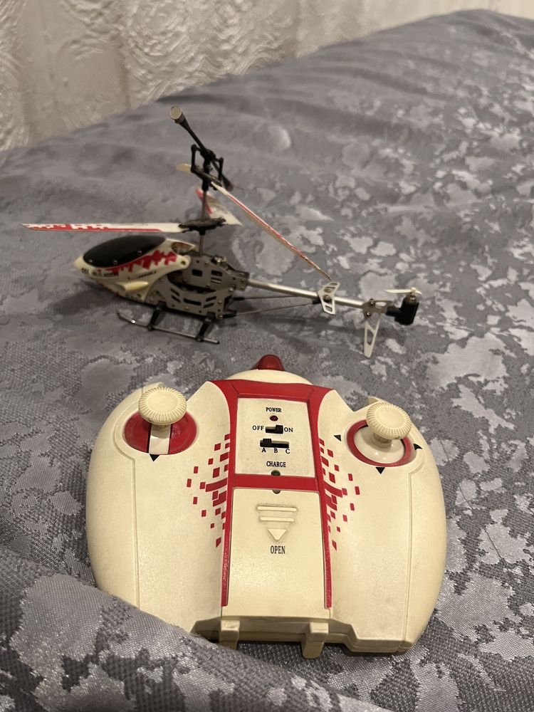 Продам игрушечный вертолетик