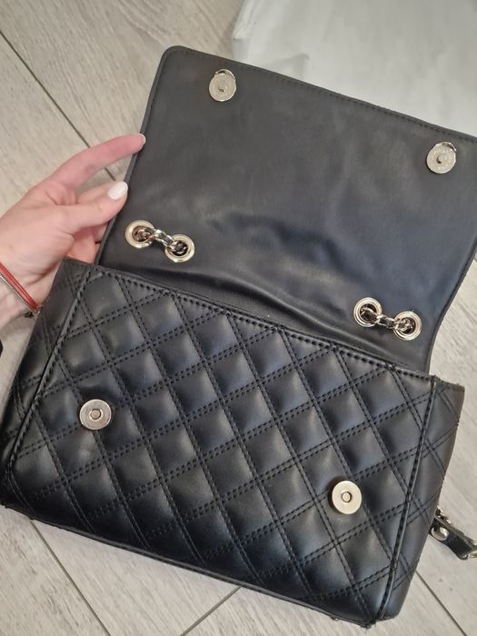 Оригинилна дамска чанта Guess с прахообразна торбичка