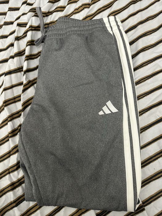 Pantaloni adidasi originali XL noi