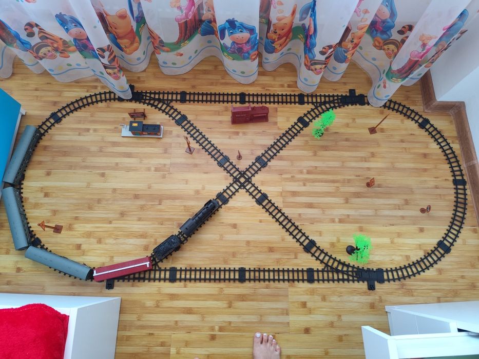 Tren pe sine impecabil