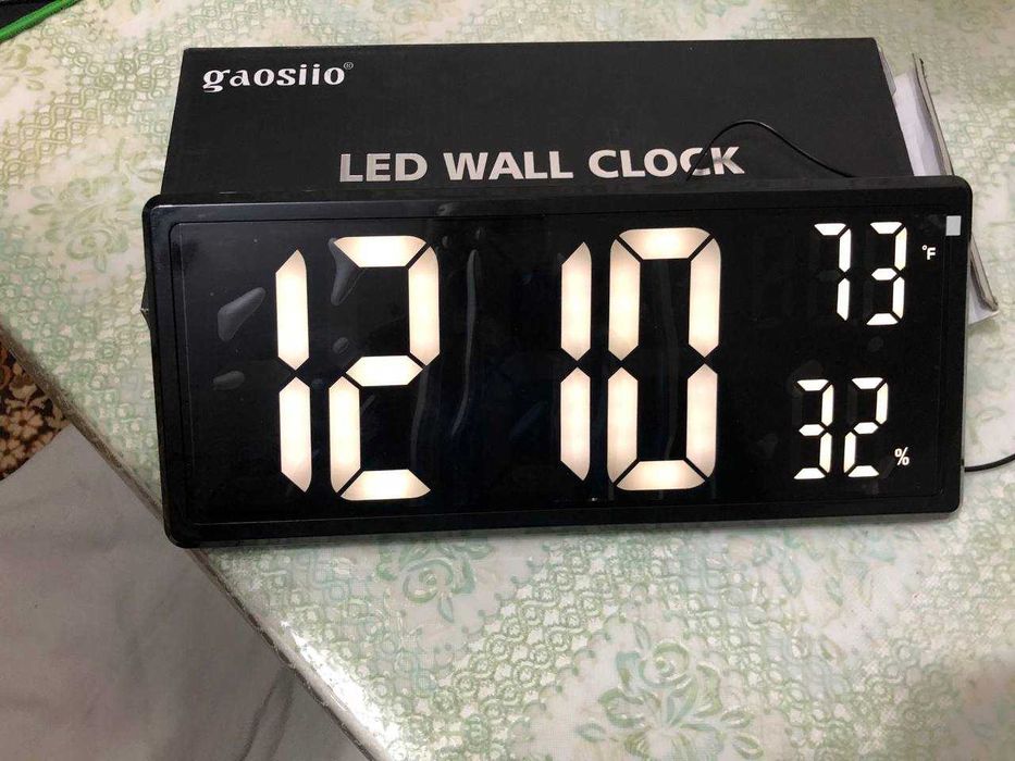 Современные настольно/настенные часы с календарём, будильником.