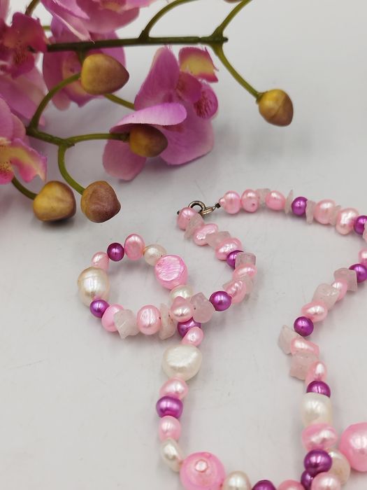 колие изработено от естествени розови и бели сладководни перли.