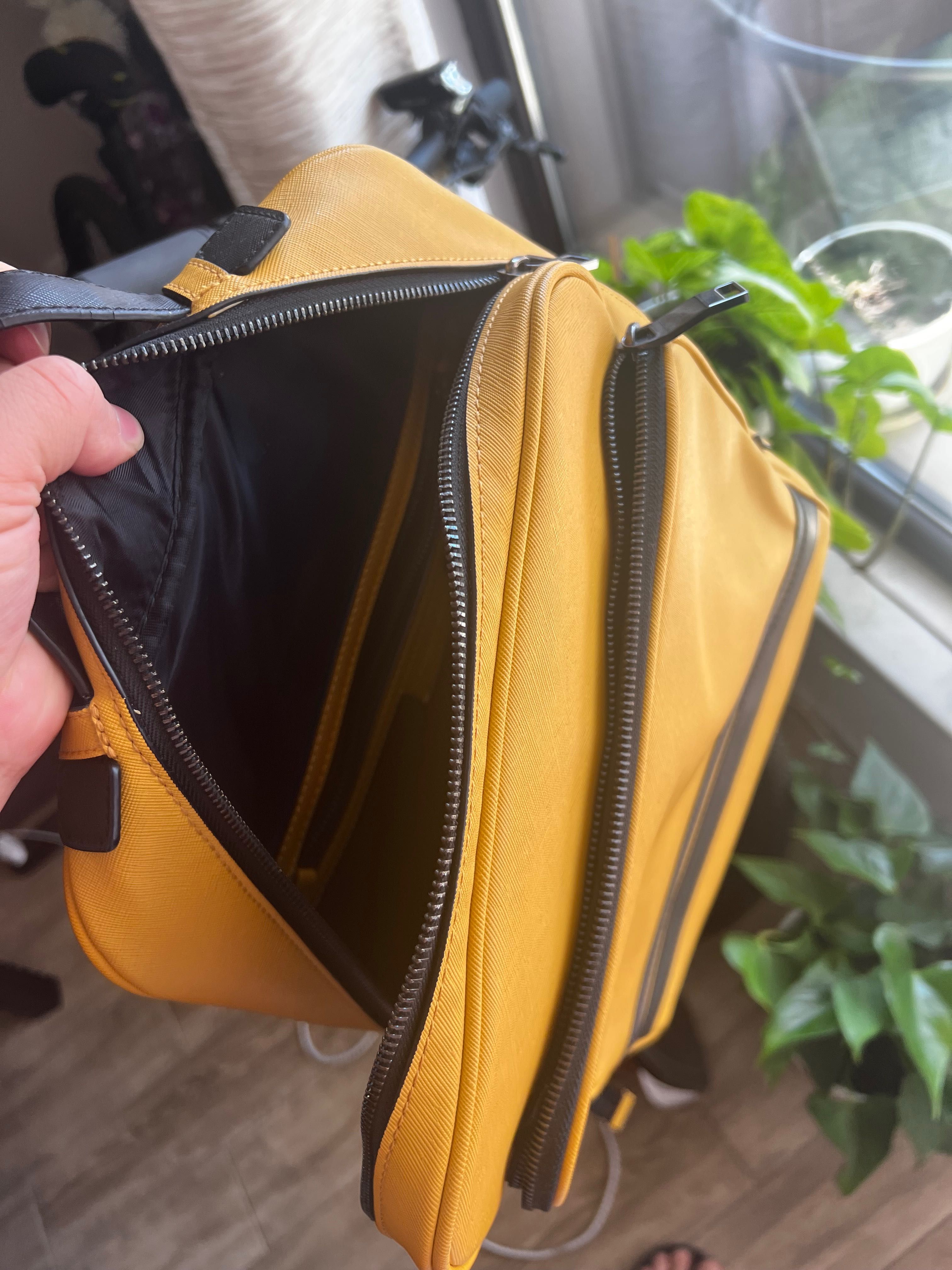 Жълта раница Zara man