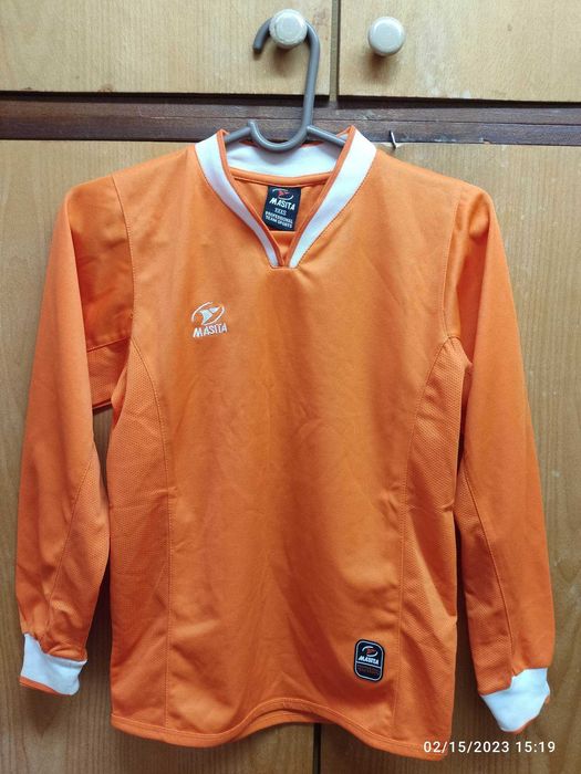 Тийнеджърски спортни дрехи в отлично състояние-суичъри, фанелки и др.