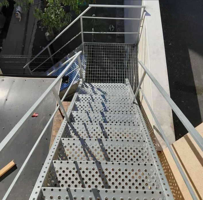 Scări metalice zincate